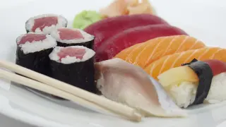 Hoy, en los restaurantes japoneses mandan los sushi, los sashimi, la tempura y las sopas