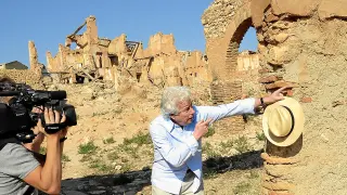 El escritor Ken Follett, explicando en las ruinas de Belchite una de las escenas que narra en su libro.