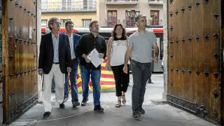 Los diputados de CHA, a su llegada al TSJA acompañados por el concejal Juan Martín (dcha.).