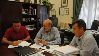 Firma del contrato entre el alcalde de Calatayud y la empresa de calzado