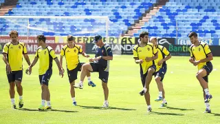 Los futbolistas del Real Zaragoza, en un entrenamiento en La Romareda.