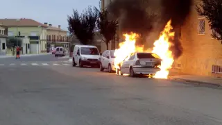 Incendio de un vehículo en Pinseque