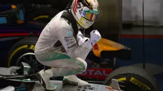 Lewis Hamilton gana en Marina Bay