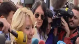 Aguirre es consultada por los periodistas
