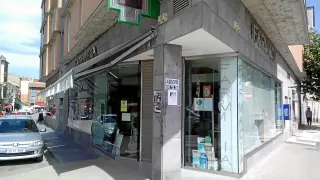 La farmacia de Cariñena estaba ayer cerrada y un cartel remitía a la de La Almunia para urgencias.