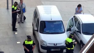 La Policía Local multando a coches oficiales en Zaragoza