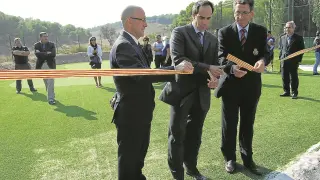 Félix Brocate (DGA), Mariano Zapater (Liceo Europa) y Francisco Lafita (FAG) inauguran el campo.
