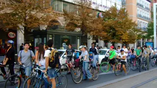 Cientos de ciclistas recorren el centro de Zaragoza