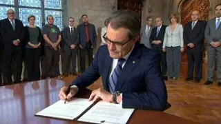 Firma del decreto de Consulta por Artur Mas