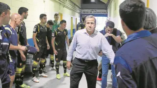 Víctor Muñoz, con sus jugadores, en el túnel de vestuarios.
