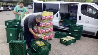 Donación de mil litros de aceite al Refugio por parte de la Cooperativa Auto-Taxi Zaragoza.