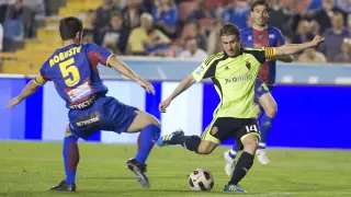Gabi, con el brazalete de capitán, en el Levante-Real Zaragoza