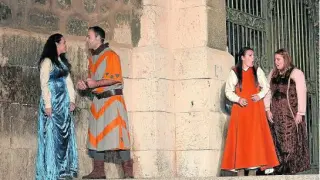 Isabel de Segura y Diego de Marcilla se declaran amor mutuo a la puertas de la catedral.
