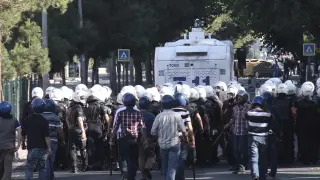 Policías antidisturbios se enfrentan a manifestantes durante una manifestación contra el Estado Islámico
