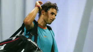 El tenista español Rafael Nadal abandona la pista