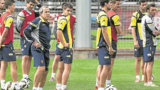 Víctor Muñoz junto a sus jugadores durante un entrenamiento desarrollado en los terrenos de la Ciudad Deportiva.