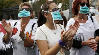 Varios manifestantes protestan por la gestión de la crisis del ébola en España a la salida del hospital Carlos III.