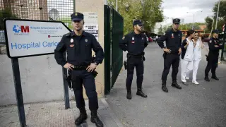 La Policía custodia la entrada al hospital Carlos III de Madrid, donde permanece aislada la auxiliar contagiada.