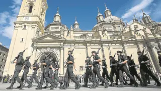 El acto de la plaza del Pilar concluyó ayer con un desfile de las distintas unidades del Cuerpo.