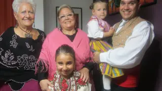 Las cuatro generaciones juntas: Ana María, Marivi, Nacho, Sara e Irene