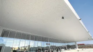 El Ayuntamiento de Calamocha considera que la estación está sobredimensionada. En la imagen aparece el edificio el día de su apertura, en enero de 2011, con un grupo de viajeros que aguarda la llegada de su autobús. La terminal costó dos millones de euros