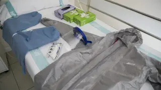 Traje protector y material para tratar a los enfermos de ébola en el Hospital Royo Villanova de Zaragoza.