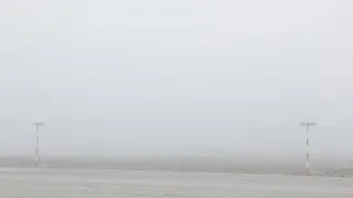 El aeropuerto de Zaragoza, vacío, en un típico día de niebla