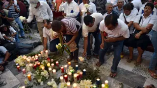 Familiares de los estudiantes desaparecidos les recuerdan con flores y oraciones