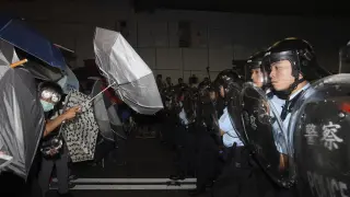 Un duro enfrentamiento con la Policía enfurece a los manifestantes en Hong Kong