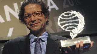 Jorge Zepeda junto al Premio Planeta de Novela
