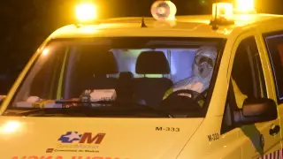 Una ambulancia se dirige al hospital Carlos III ante un posible caso de ébola