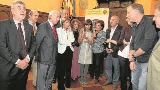 Los responsables políticos, con el consejero Bono y la alcaldesa Alós a la cabeza, siguieron el veredicto por la radio de un teléfono móvil.