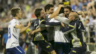 Los jugadores del Real Zaragoza celebran el gol de Jaime