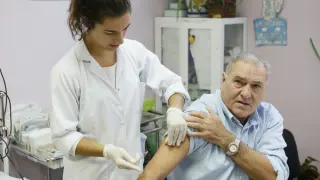 Campaña de vacunación en los centros de salud de Zaragoza, en una imagen de archivo.