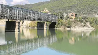 El pantano de La Peña, con el característico puente de hierro que lo atraviesa.