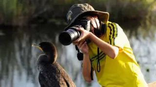 Carlos Pérez Naval fotografiando un ave