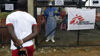 Un hombre pregunta a un trabajador sanitario en un centro de Médicos Sin Fronteras, en Monrovia.