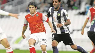 Jairo (Racing) pasa el balón en el encuentro ante el Hércules de aquel 4 de junio de 2013.