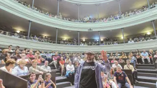 Santiago Segura, un hombre anuncio de la quinta entrega de 'Torrente', saludando a sus fans en el Paraninfo de Zaragoza.