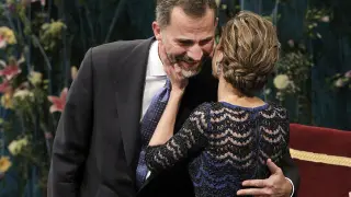 Doña Letizia besa al Rey tras su discurso
