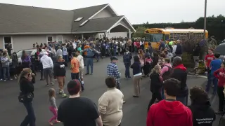 Los alumnos del centro fueron evacuados a una iglesia cercana.