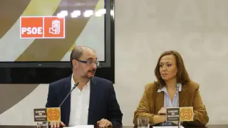 Javier Lambán y Mayte Pérez en presentaron la comisión para alcanzar un pacto de educación