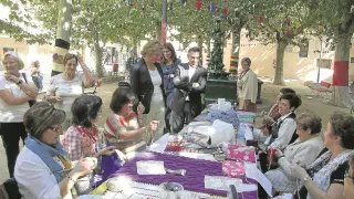 Rudi se acercó al parque de San Francisco, donde una asociación de mujeres exhibía labores de punto en el programa 'Arte en la calle', acompañada del alcalde de Tarazona, Luis María Beamonte.