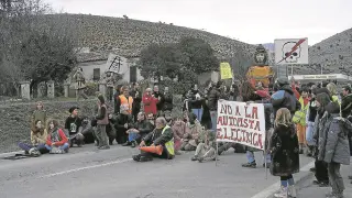 Una de las protestas contra la autopista eléctrica, en la localidad de Arén en el año 2010.