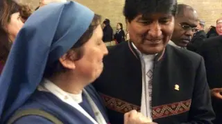 El presidente boliviano, Evo Morales (d), saluda a una monja antes de reunirse con el papa Francisco