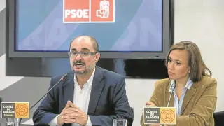 Javier Lambán y Mayte Pérez, ayer durante la rueda de prensa en las Cortes.