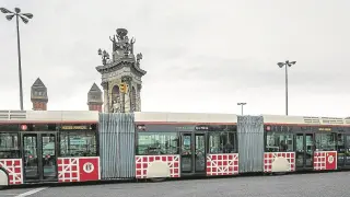 Uno de los autobuses biarticulados que circulan por Barcelona, a su paso por la plaza de España.