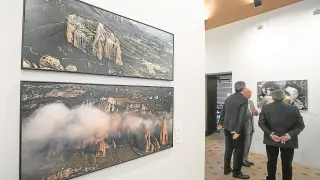 Dos de las fotografías que forman parte de la exposición 'La piel de Aragón'.