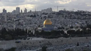 Vista de la Cúpula de la Roca (c) en la explanada de las mezquitas desde el Monte de los Olivos en Jerusalén