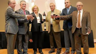 Arrizabalaga, Soto, Bustinza, Armisén, Callizo y Juste, brindando con el Vino de la Amistad